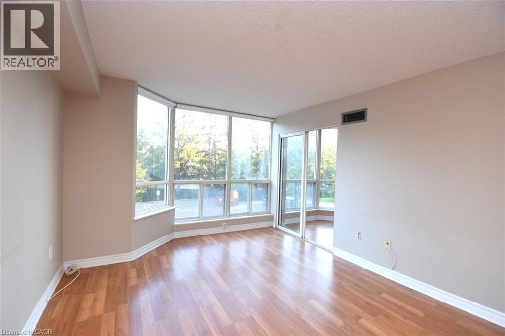 Single Family at 215- 175 CEDAR Avenue, Richmond Hill, Ontario - Photo 7 - RE/MAX Garden City Realty