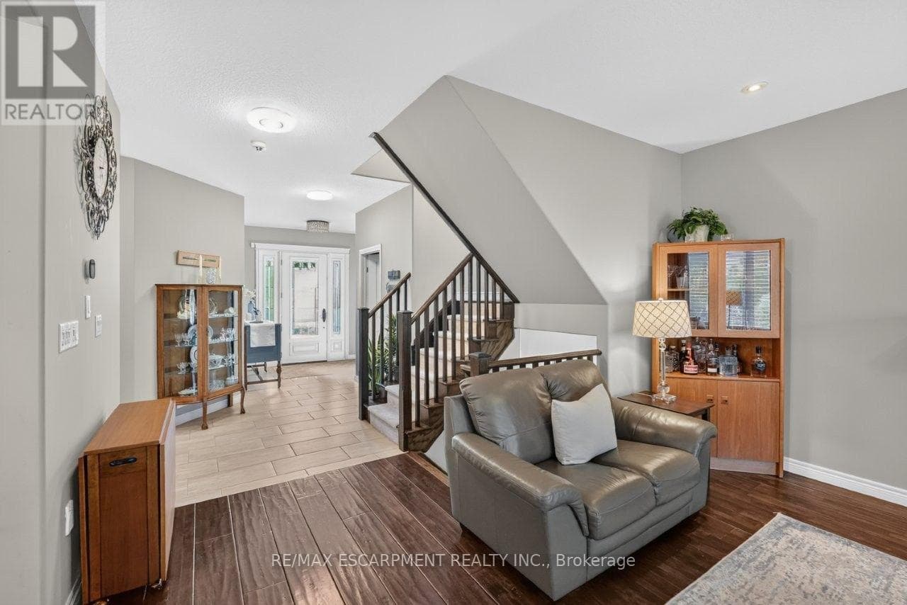 Single Family at 4453 Comfort Crescent, Lincoln (Beamsville), Ontario - Photo 5 - RE/MAX Garden City Realty