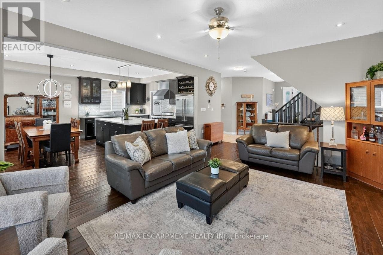 Single Family at 4453 Comfort Crescent, Lincoln (Beamsville), Ontario - Photo 6 - RE/MAX Garden City Realty