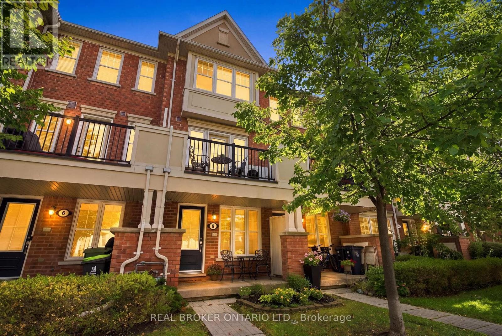 8 Ayers Crescent