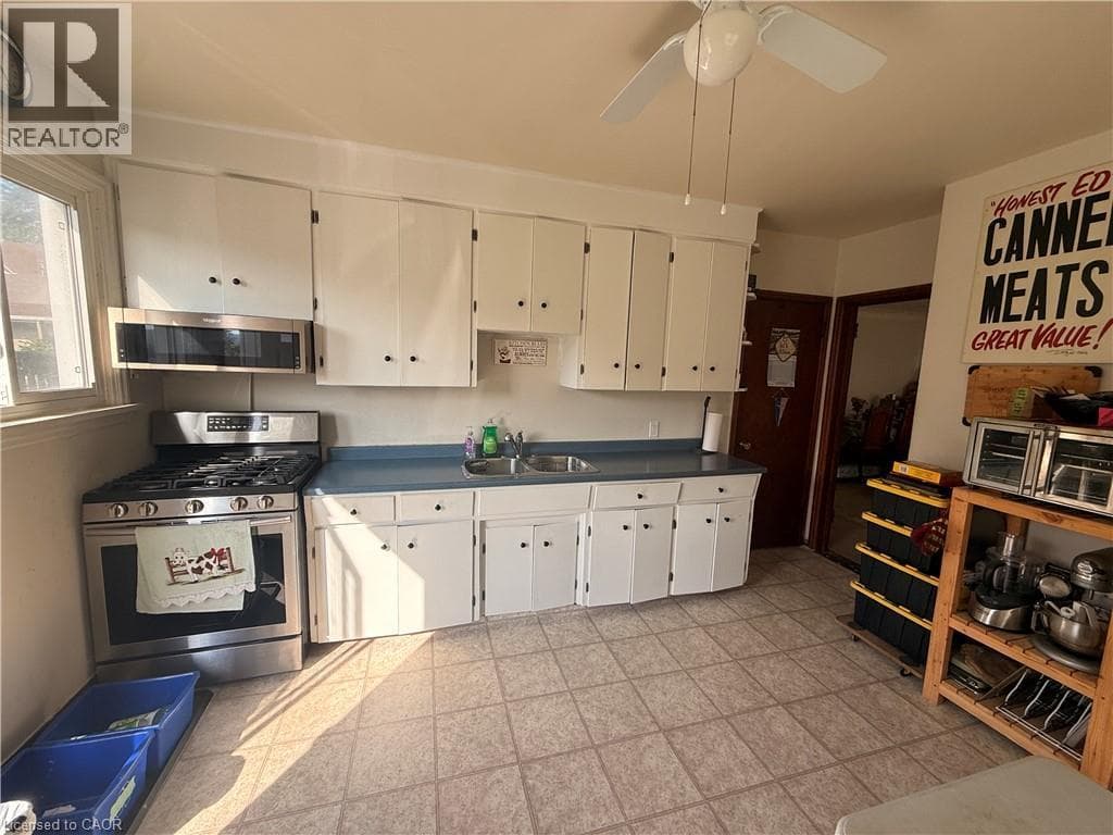 Single Family at 4 CONLON Crescent, Thorold, Ontario - Photo 4 - RE/MAX Garden City Realty