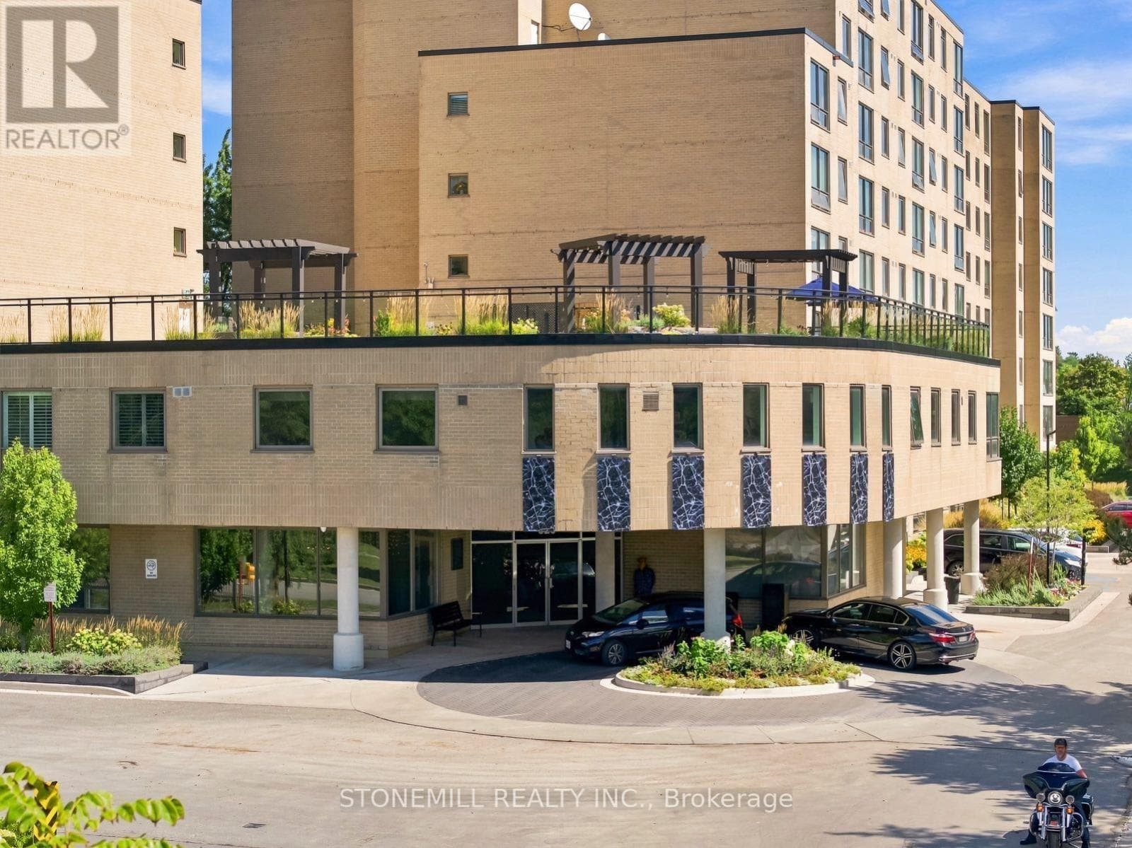 814- 326 Major Mackenzie Drive