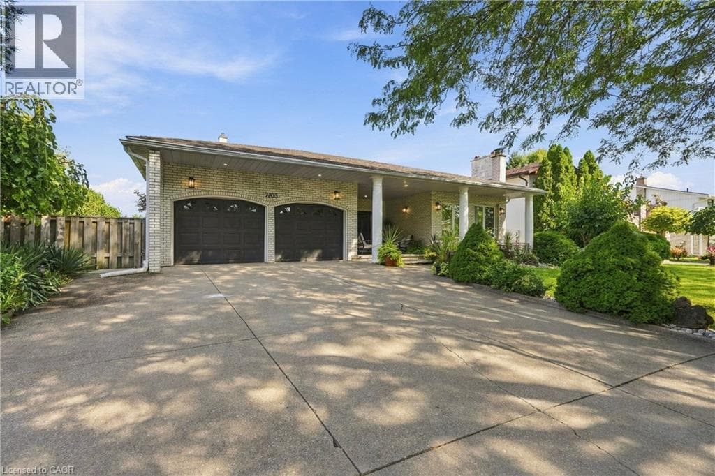 Single Family at 7105 YORK Drive, Niagara Falls, Ontario - Photo 3 - RE/MAX Garden City Realty