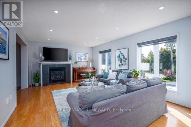 Single Family at Main- 145 Carlson Drive, Newmarket (Gorham-College Manor), Ontario - Photo 5 - RE/MAX Garden City Realty