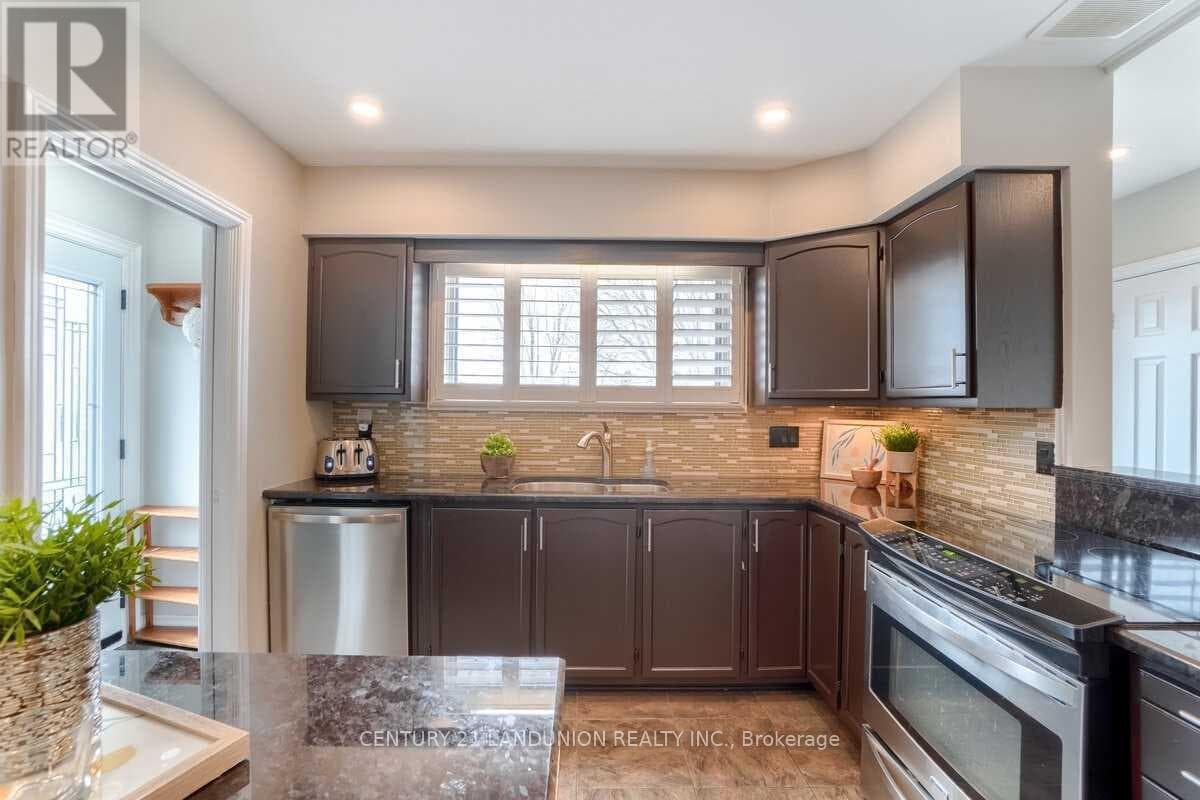 Single Family at 371 Elizabeth Street, Oshawa (McLaughlin), Ontario - Photo 6 - RE/MAX Garden City Realty