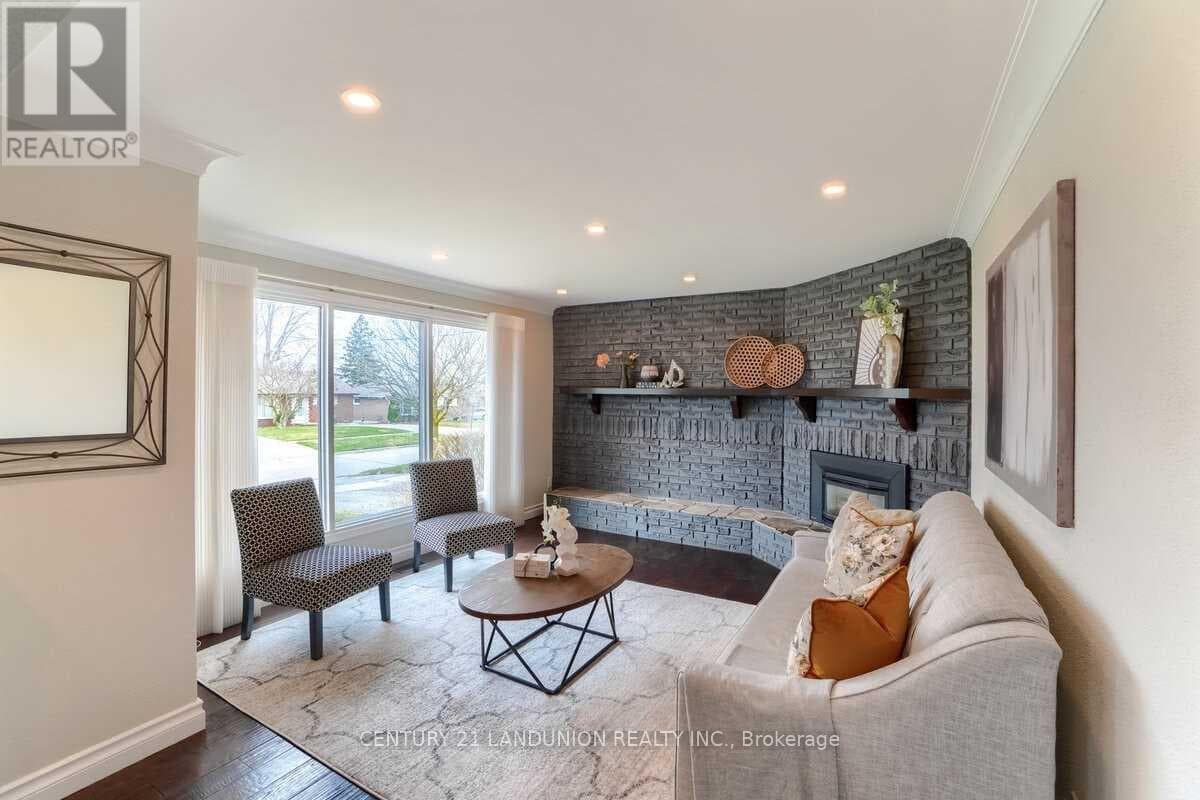 Single Family at 371 Elizabeth Street, Oshawa (McLaughlin), Ontario - Photo 9 - RE/MAX Garden City Realty
