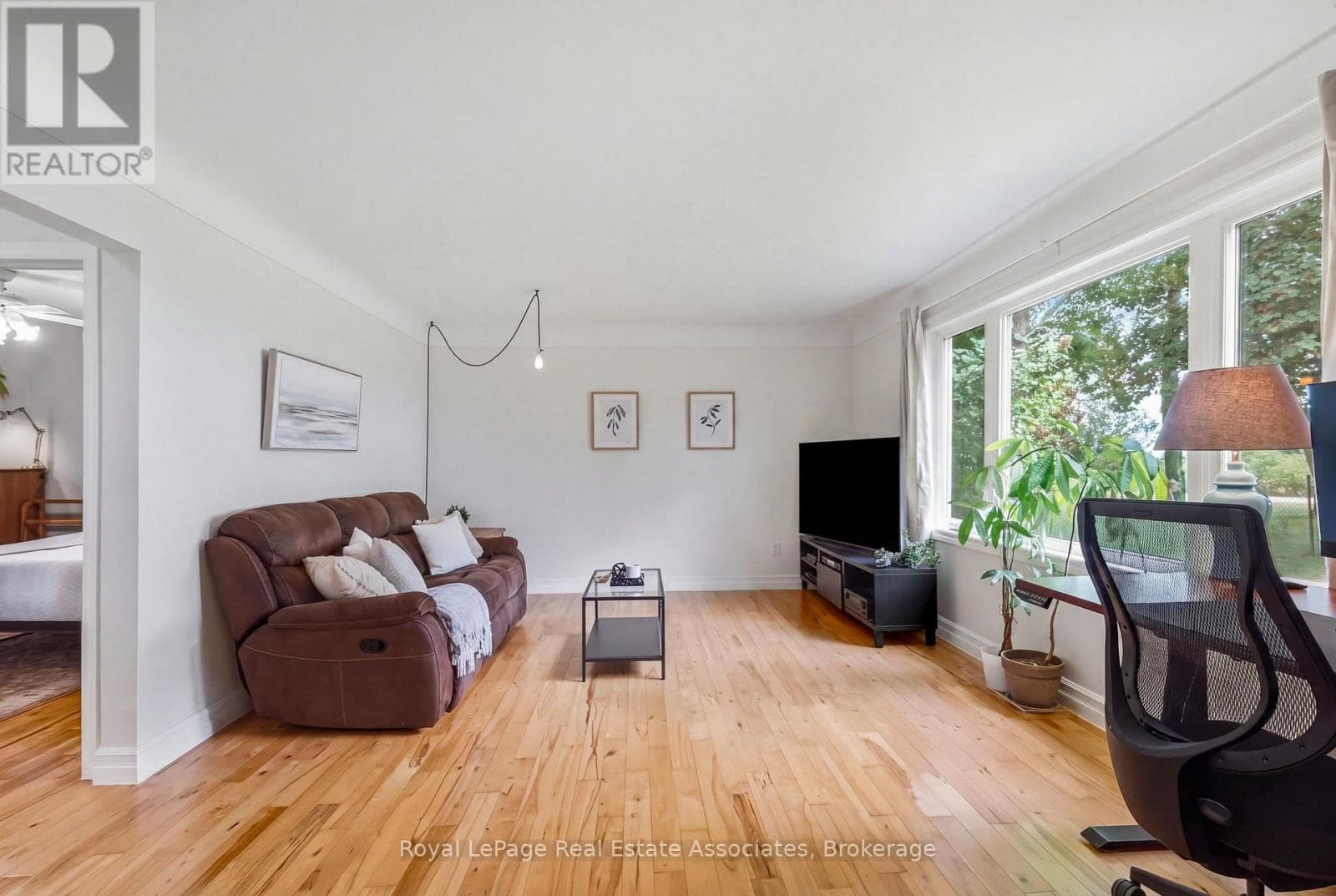 Single Family at 28 Kelson Avenue, Grimsby (Grimsby West), Ontario - Photo 6 - RE/MAX Garden City Realty