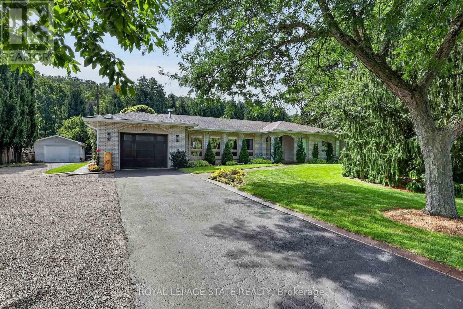 Single Family at 385 Main Street, Grimsby (Grimsby West), Ontario - Photo 4 - RE/MAX Garden City Realty