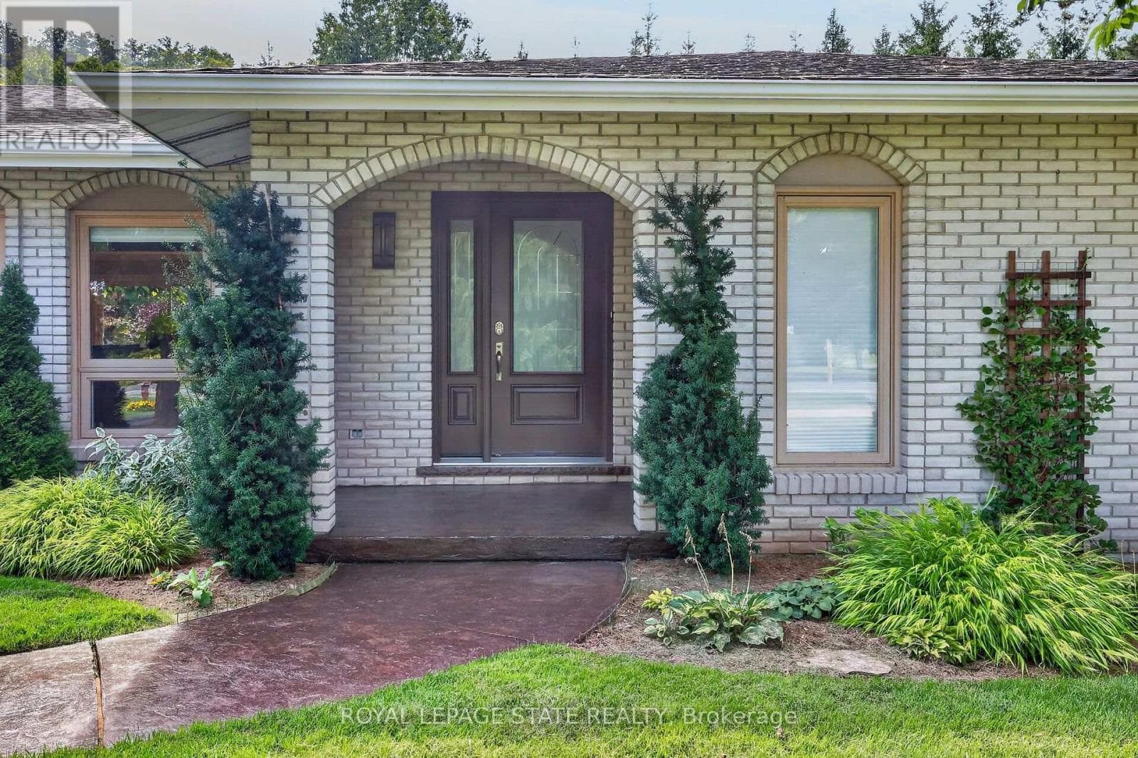 Single Family at 385 Main Street, Grimsby (Grimsby West), Ontario - Photo 6 - RE/MAX Garden City Realty