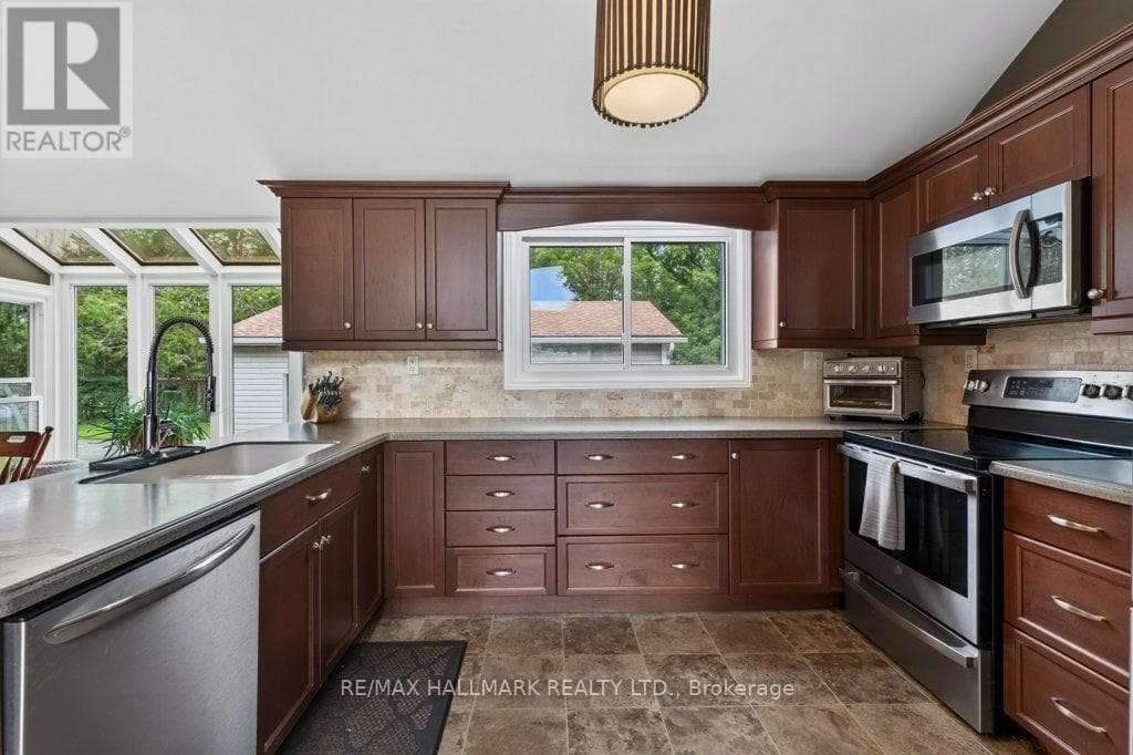 Single Family at 24 Kelly Street, Thorold (Port Robinson), Ontario - Photo 10 - RE/MAX Garden City Realty