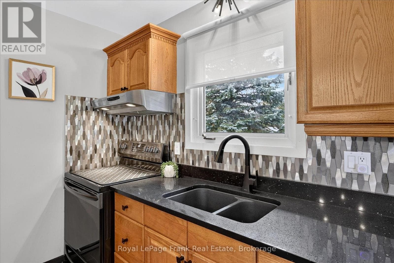 Single Family at 948 St Pauls Street, Peterborough (Northcrest Ward 5), Ontario - Photo 8 - RE/MAX Garden City Realty