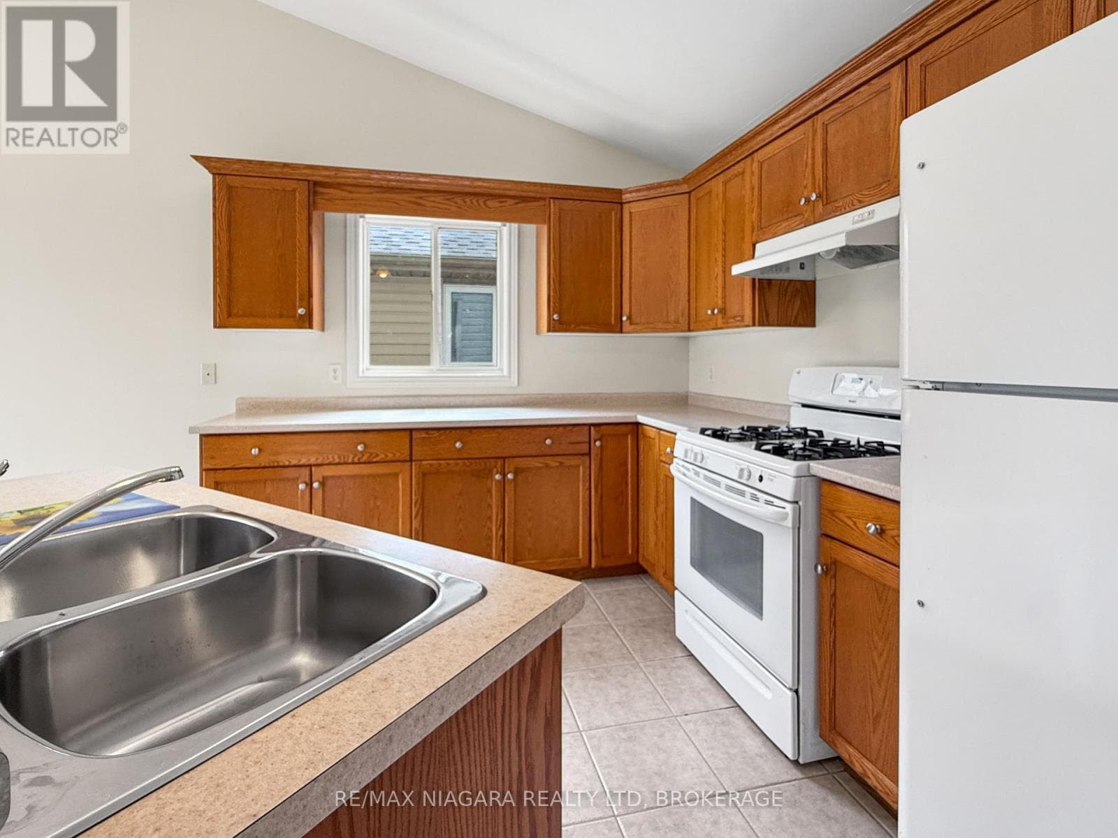Single Family at 354 Louisa Street, Fort Erie (Lakeshore), Ontario - Photo 10 - RE/MAX Garden City Realty