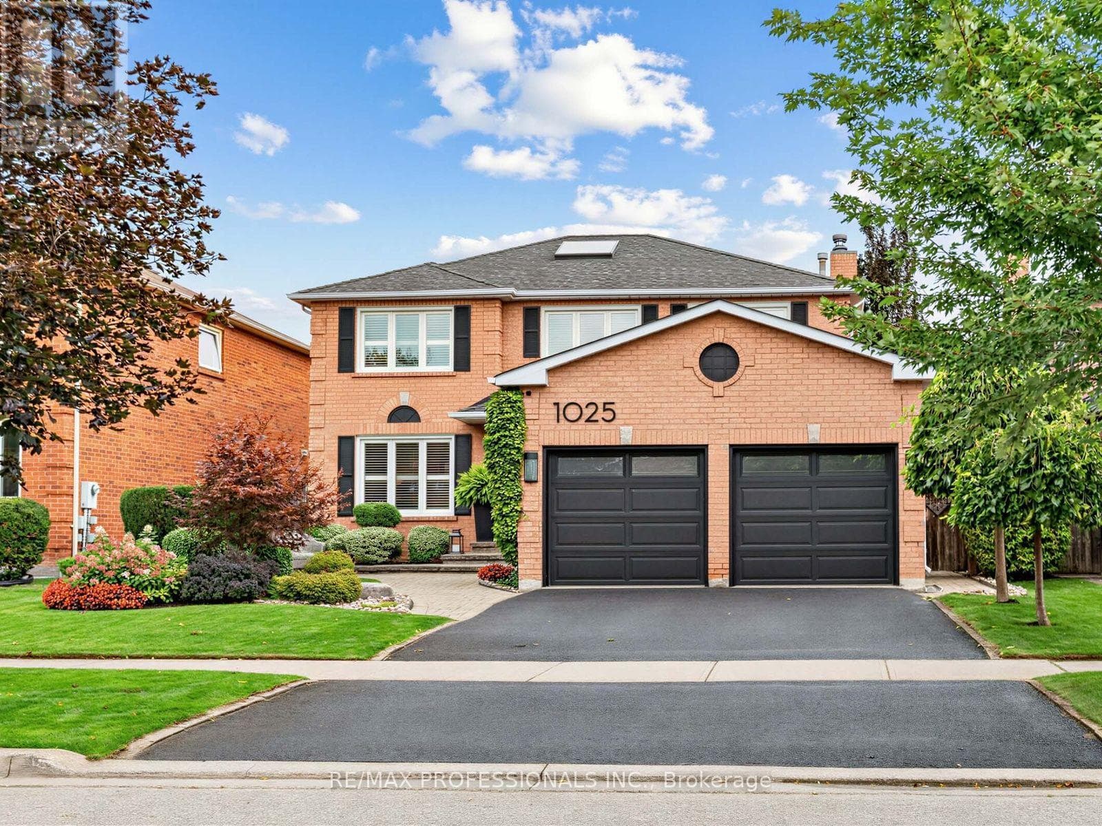 1025 Moorelands Crescent
