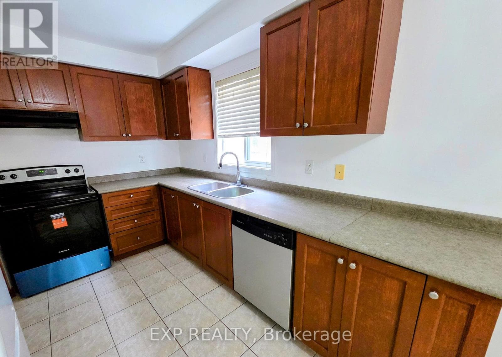 Single Family at Upper- 384 Flagstone Way, Newmarket (Woodland Hill), Ontario - Photo 8 - RE/MAX Garden City Realty