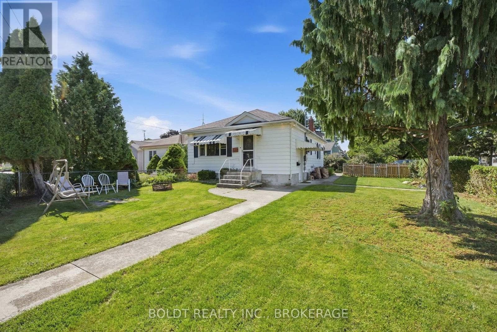 Single Family at Upper- 403 Grantham Avenue, St. Catharines (Carlton/Bunting), Ontario - Photo 2 - RE/MAX Garden City Realty