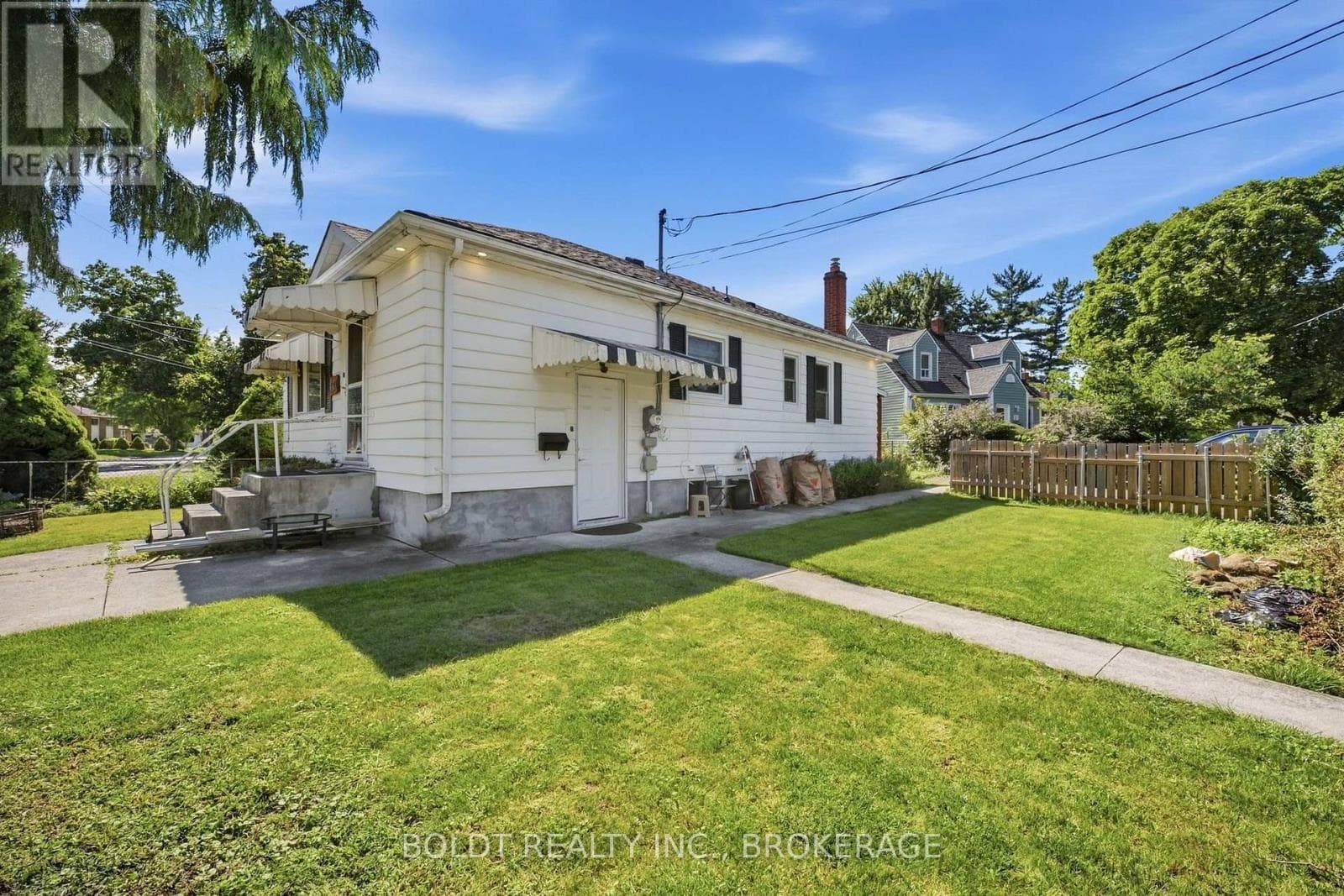 Single Family at Upper- 403 Grantham Avenue, St. Catharines (Carlton/Bunting), Ontario - Photo 3 - RE/MAX Garden City Realty