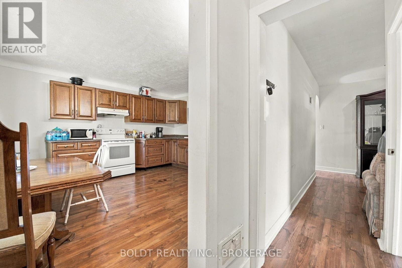 Single Family at Upper- 403 Grantham Avenue, St. Catharines (Carlton/Bunting), Ontario - Photo 8 - RE/MAX Garden City Realty