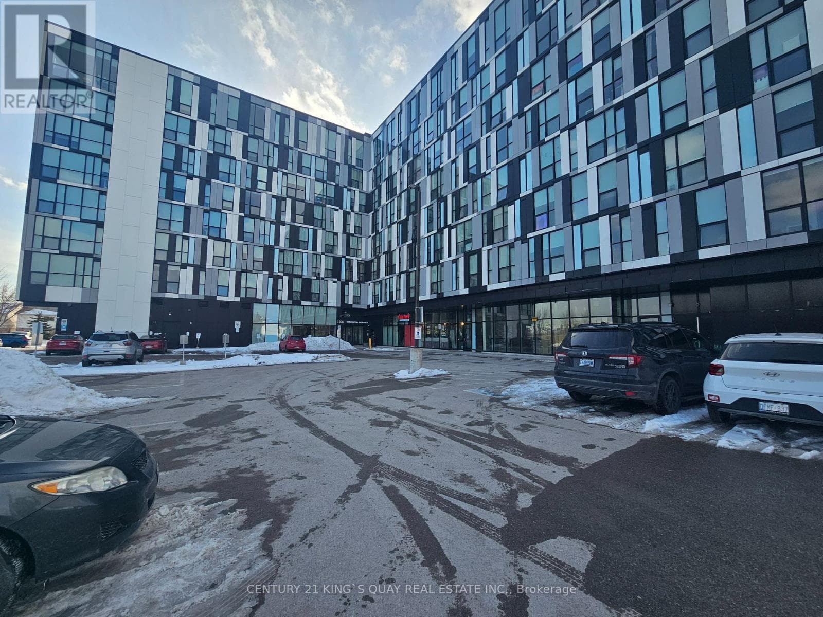 523- 1900 Simcoe Street