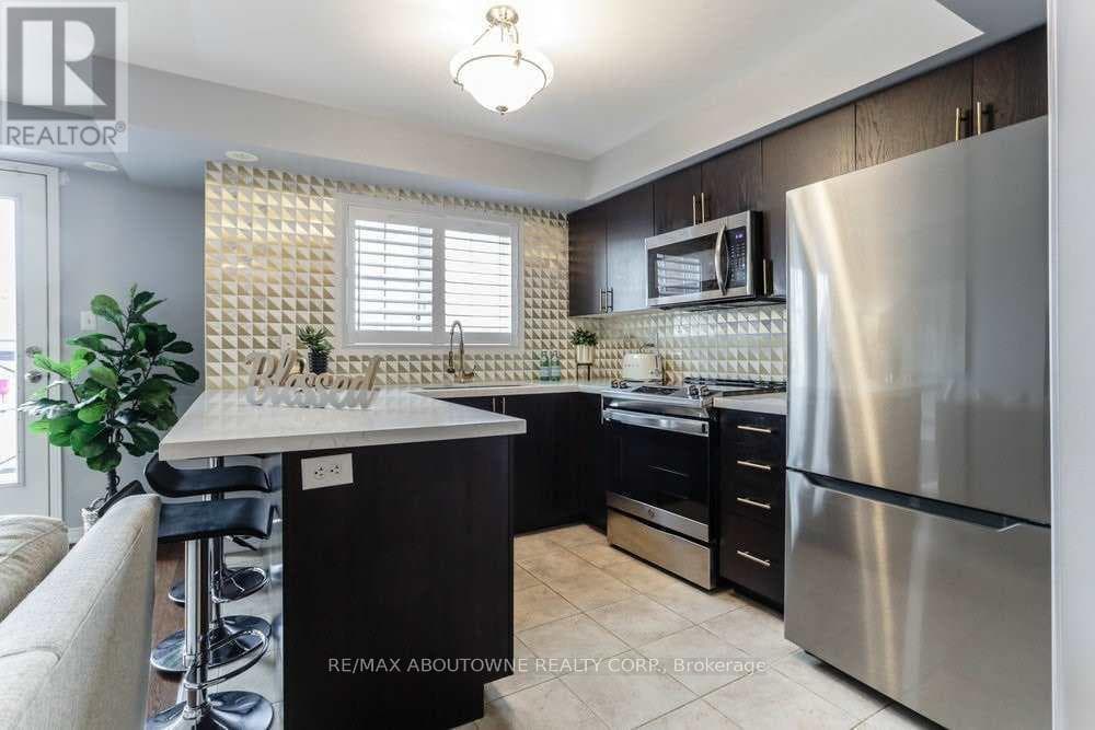 Single Family at 10- 2579 Sixth Line, Oakville (RO River Oaks), Ontario - Photo 8 - RE/MAX Garden City Realty