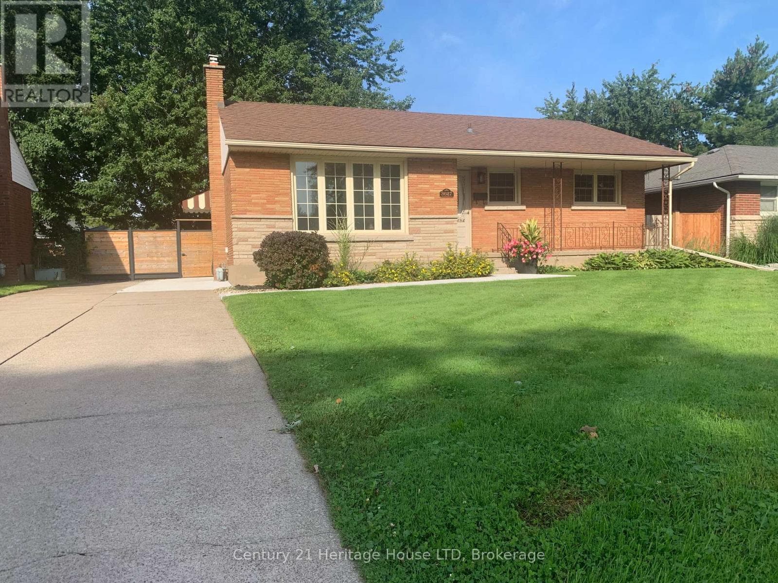 Single Family at 3627 Windermere Road, Niagara Falls (Stamford), Ontario - Photo 3 - RE/MAX Garden City Realty