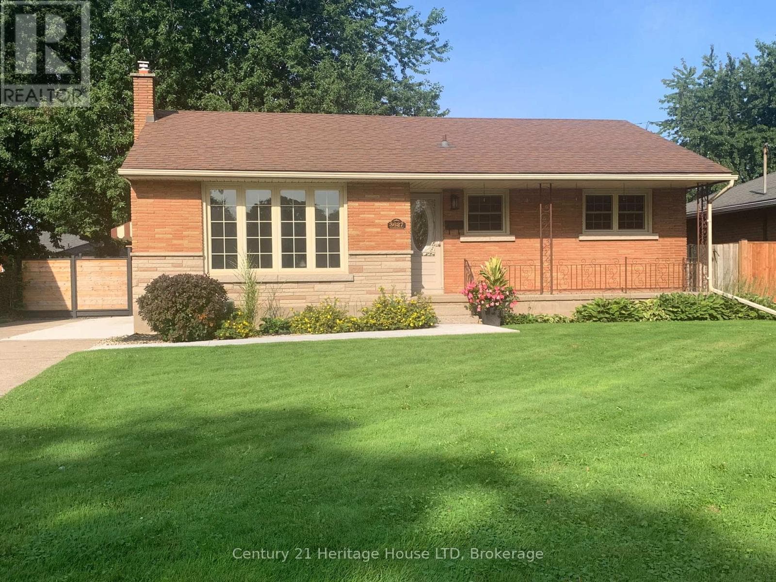Single Family at 3627 Windermere Road, Niagara Falls (Stamford), Ontario - Photo 4 - RE/MAX Garden City Realty