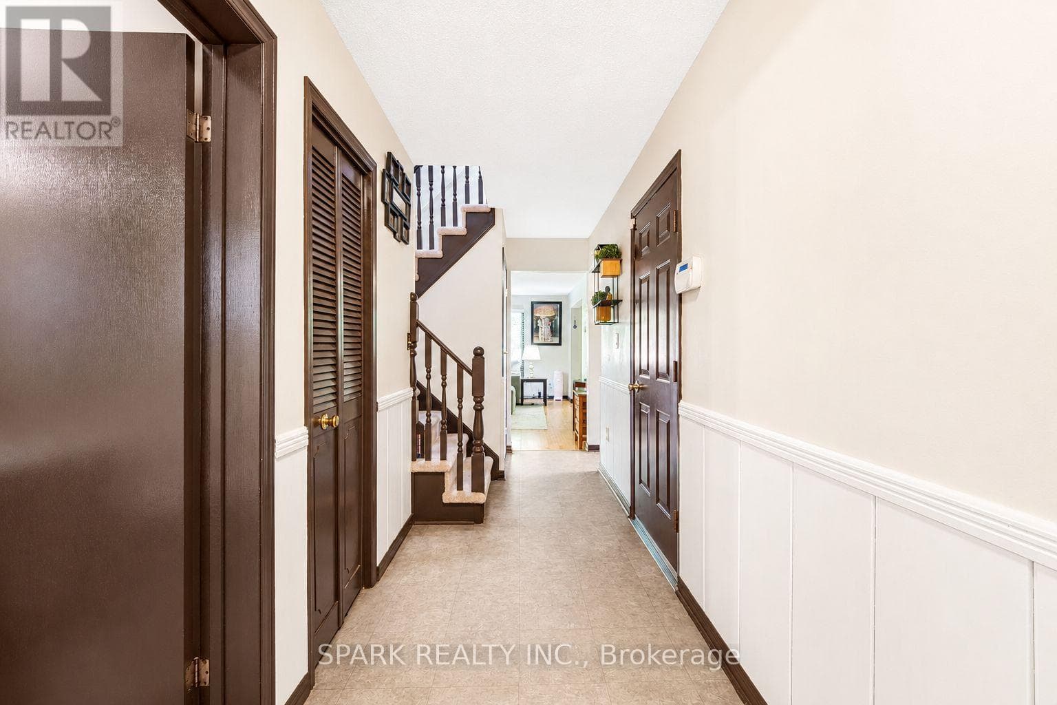 Single Family at 23 Rannie Court, Thorold (Confederation Heights), Ontario - Photo 3 - RE/MAX Garden City Realty