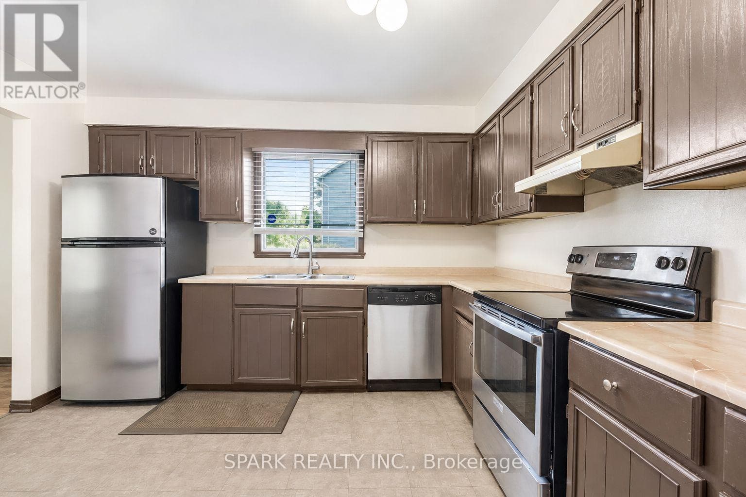 Single Family at 23 Rannie Court, Thorold (Confederation Heights), Ontario - Photo 7 - RE/MAX Garden City Realty