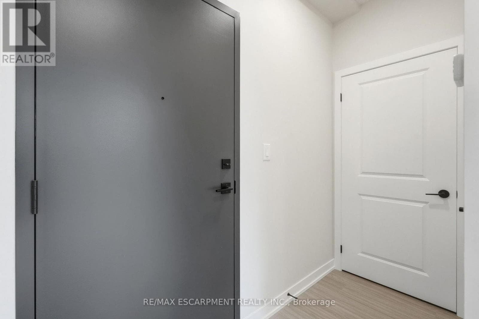 Single Family at 122- 2500 Saw Whet Boulevard, Oakville (GA Glen Abbey), Ontario - Photo 3 - RE/MAX Garden City Realty