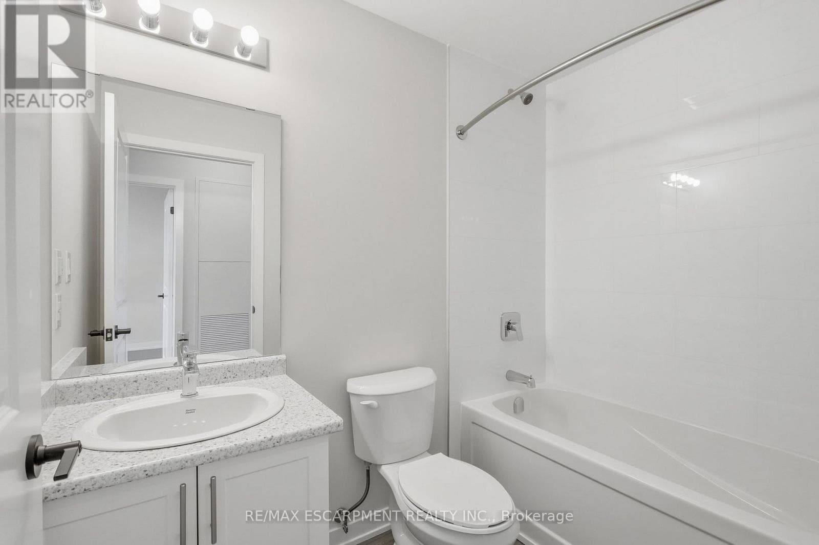 Single Family at 122- 2500 Saw Whet Boulevard, Oakville (GA Glen Abbey), Ontario - Photo 6 - RE/MAX Garden City Realty