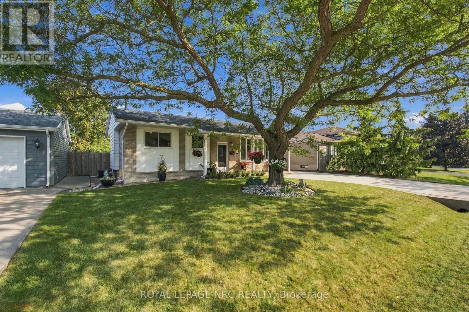 Single Family at 37 Viking Drive, Grimsby (Grimsby West), Ontario - Photo 3 - RE/MAX Garden City Realty