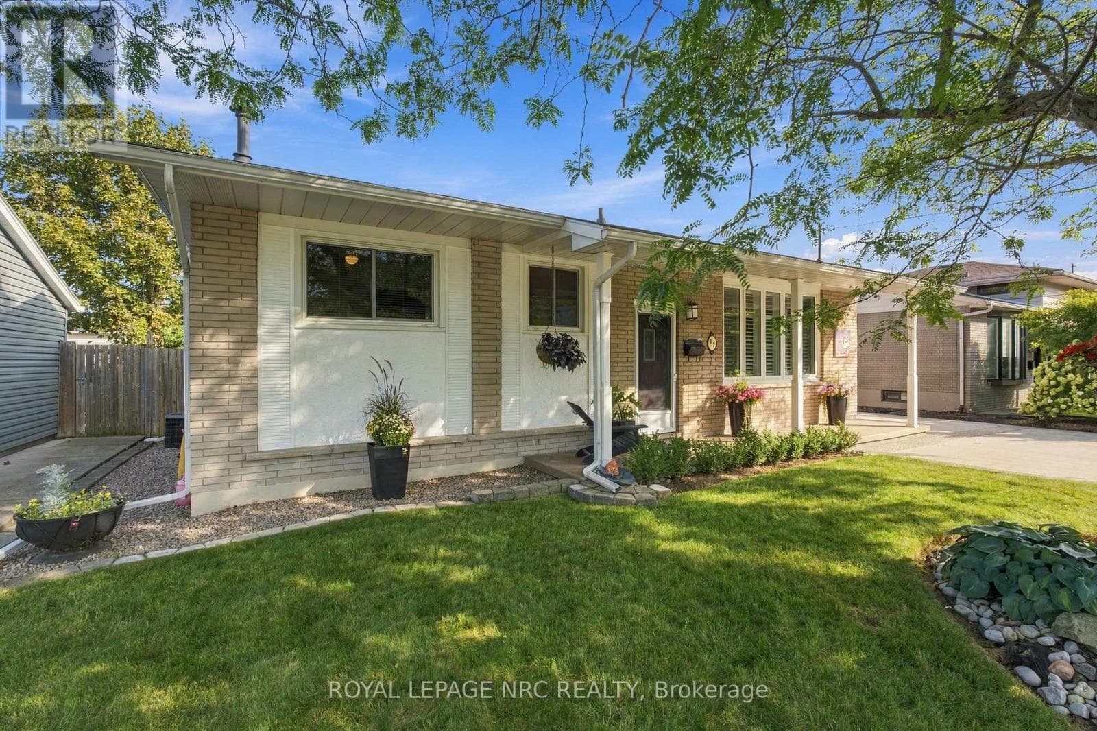 Single Family at 37 Viking Drive, Grimsby (Grimsby West), Ontario - Photo 4 - RE/MAX Garden City Realty