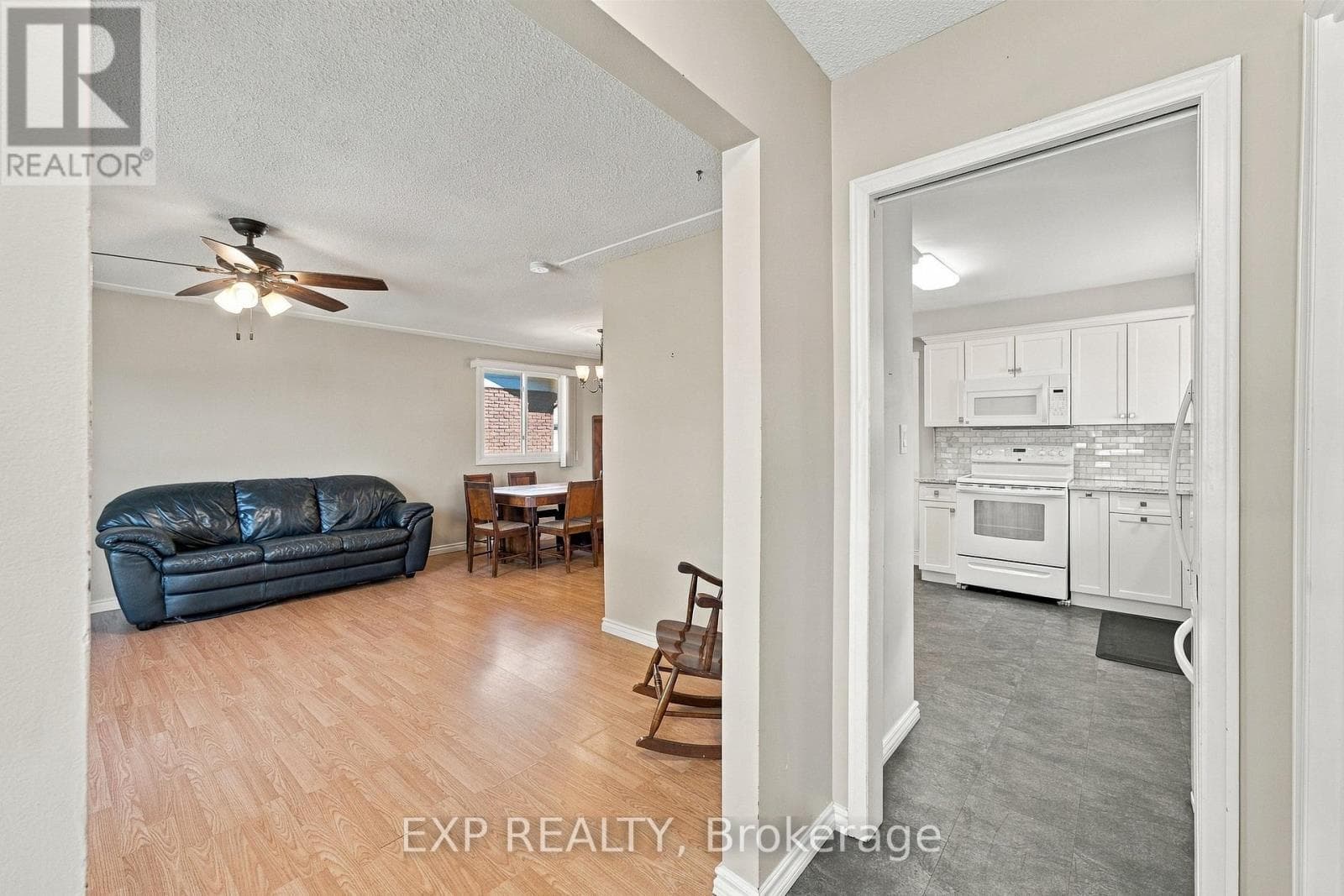 Single Family at 7 Roehampton Avenue, St. Catharines (Carlton/Bunting), Ontario - Photo 4 - RE/MAX Garden City Realty
