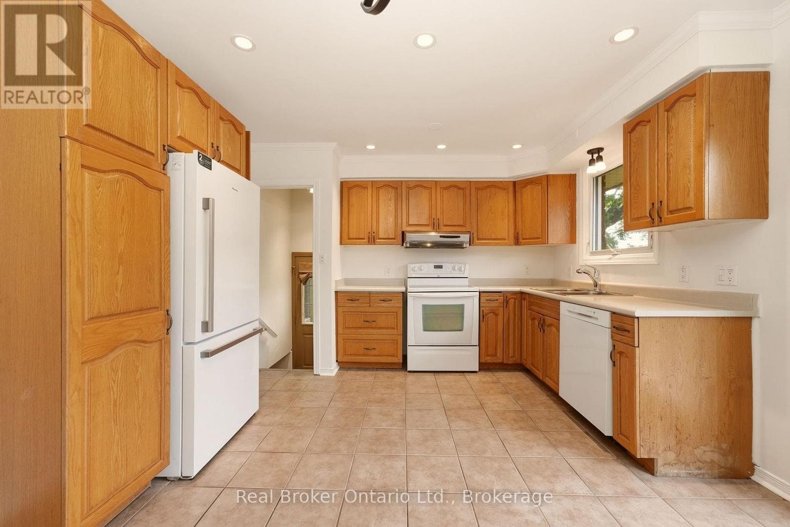Single Family at 28 BRENTWOOD Drive, St. Catharines (Carlton/Bunting), Ontario - Photo 10 - RE/MAX Garden City Realty