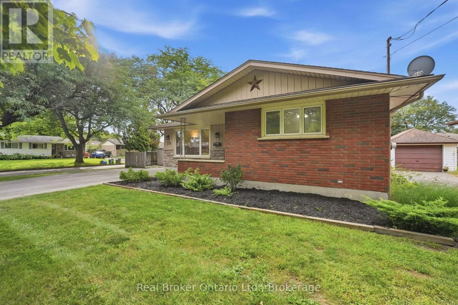 Single Family at 28 BRENTWOOD Drive, St. Catharines (Carlton/Bunting), Ontario - Photo 2 - RE/MAX Garden City Realty