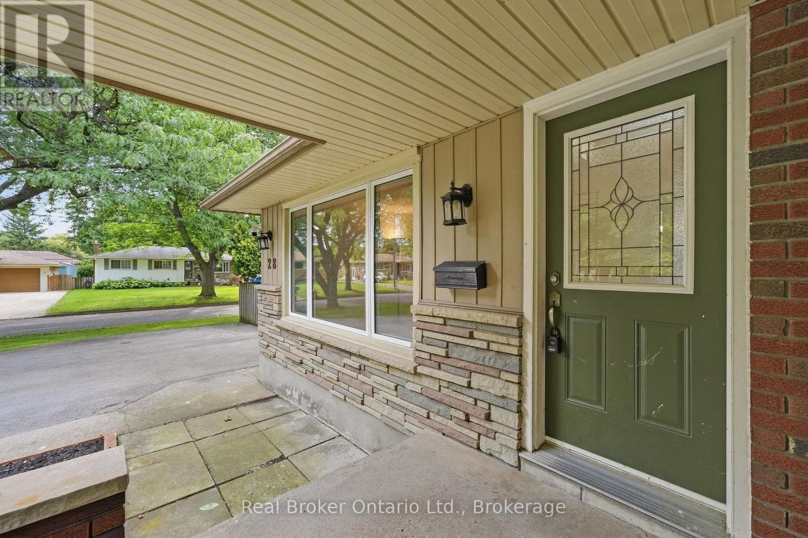 Single Family at 28 BRENTWOOD Drive, St. Catharines (Carlton/Bunting), Ontario - Photo 4 - RE/MAX Garden City Realty