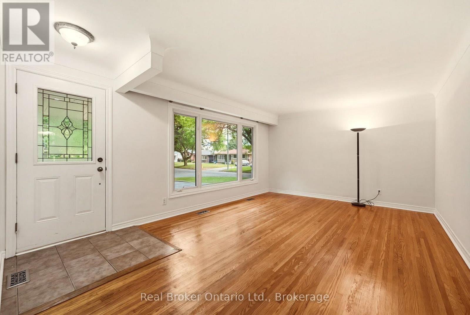 Single Family at 28 BRENTWOOD Drive, St. Catharines (Carlton/Bunting), Ontario - Photo 5 - RE/MAX Garden City Realty