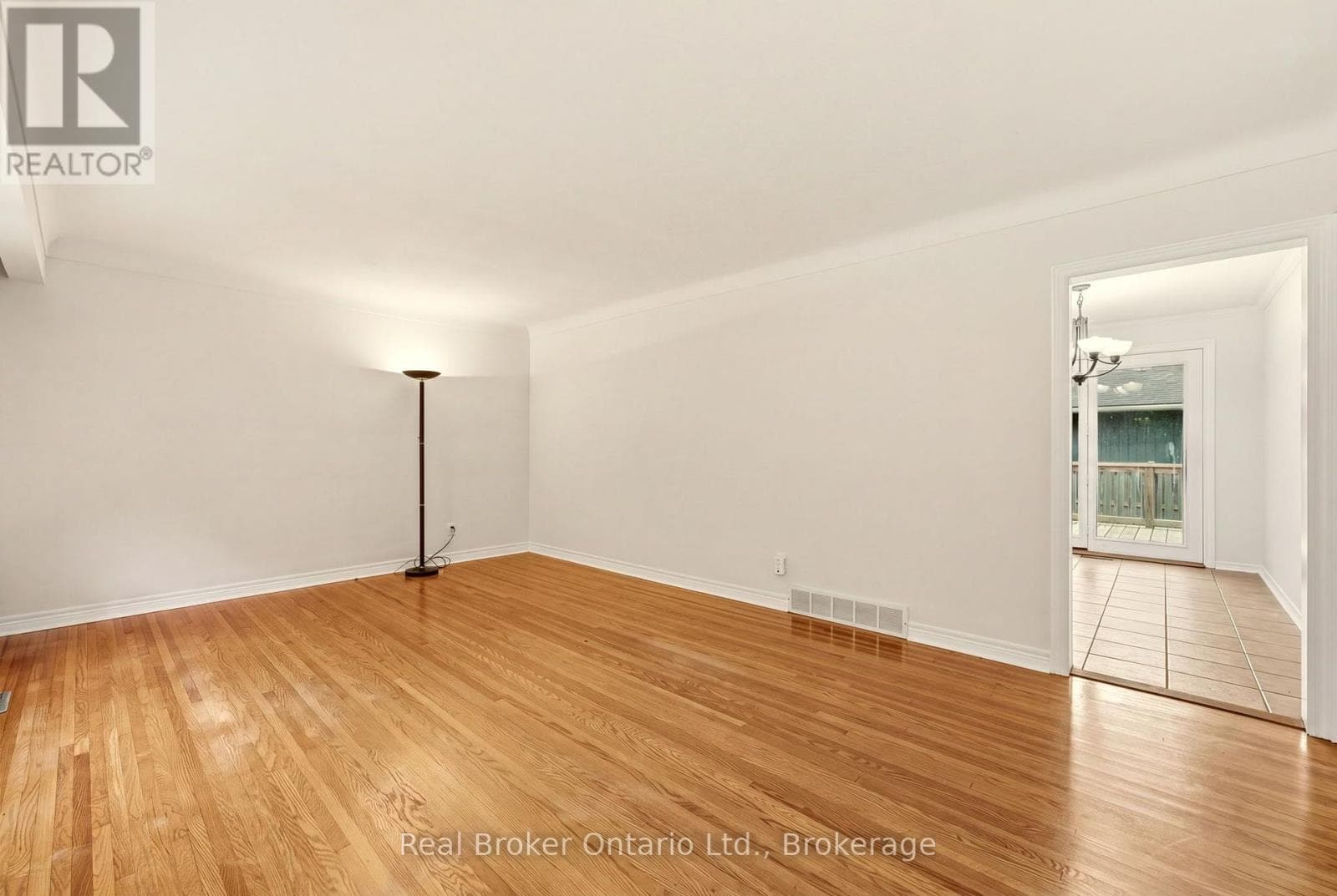 Single Family at 28 BRENTWOOD Drive, St. Catharines (Carlton/Bunting), Ontario - Photo 6 - RE/MAX Garden City Realty