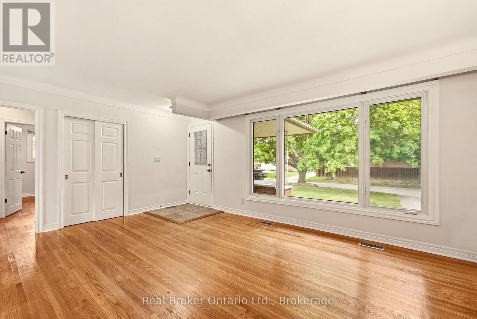 Single Family at 28 BRENTWOOD Drive, St. Catharines (Carlton/Bunting), Ontario - Photo 7 - RE/MAX Garden City Realty