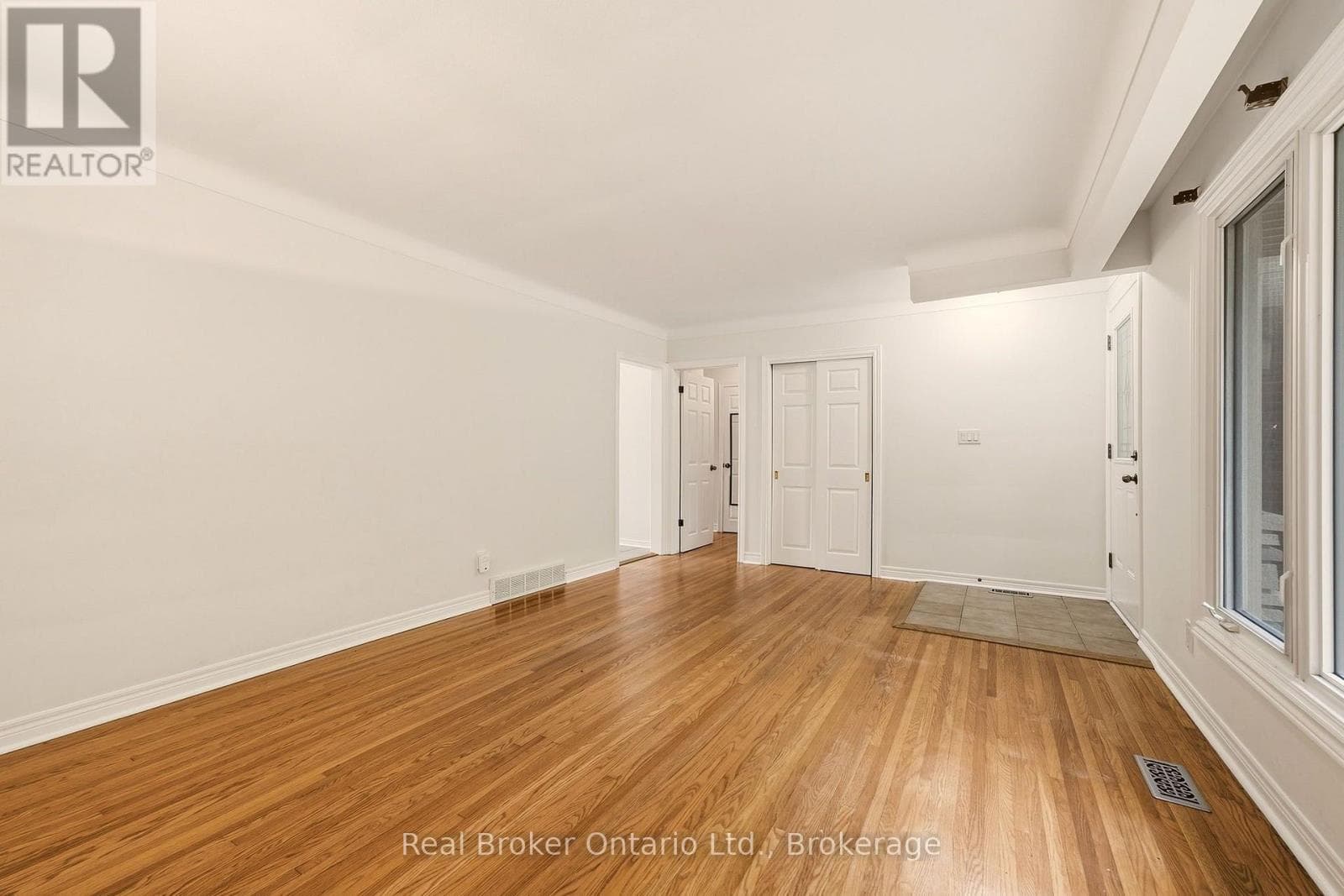 Single Family at 28 BRENTWOOD Drive, St. Catharines (Carlton/Bunting), Ontario - Photo 8 - RE/MAX Garden City Realty