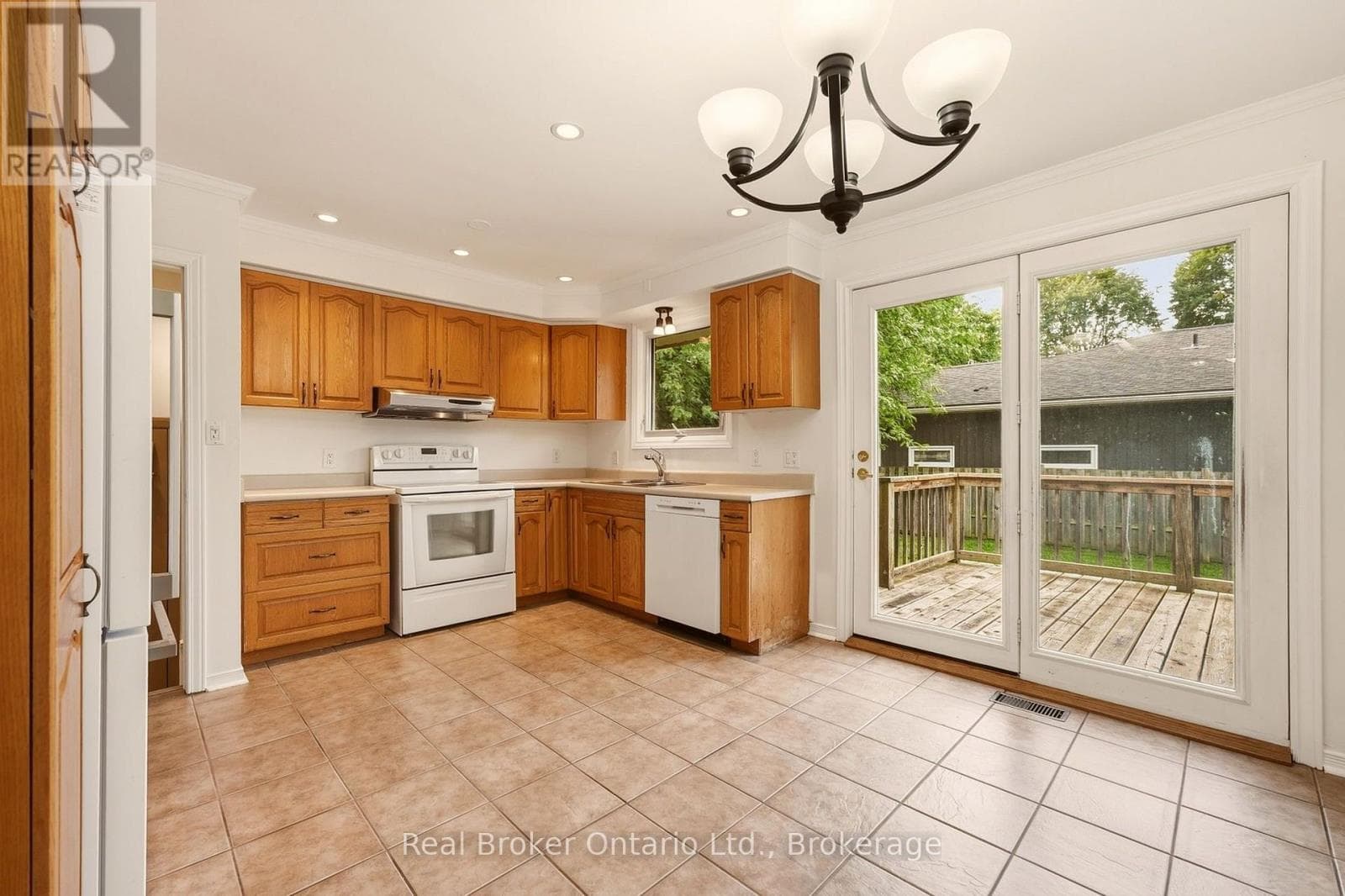 Single Family at 28 BRENTWOOD Drive, St. Catharines (Carlton/Bunting), Ontario - Photo 9 - RE/MAX Garden City Realty