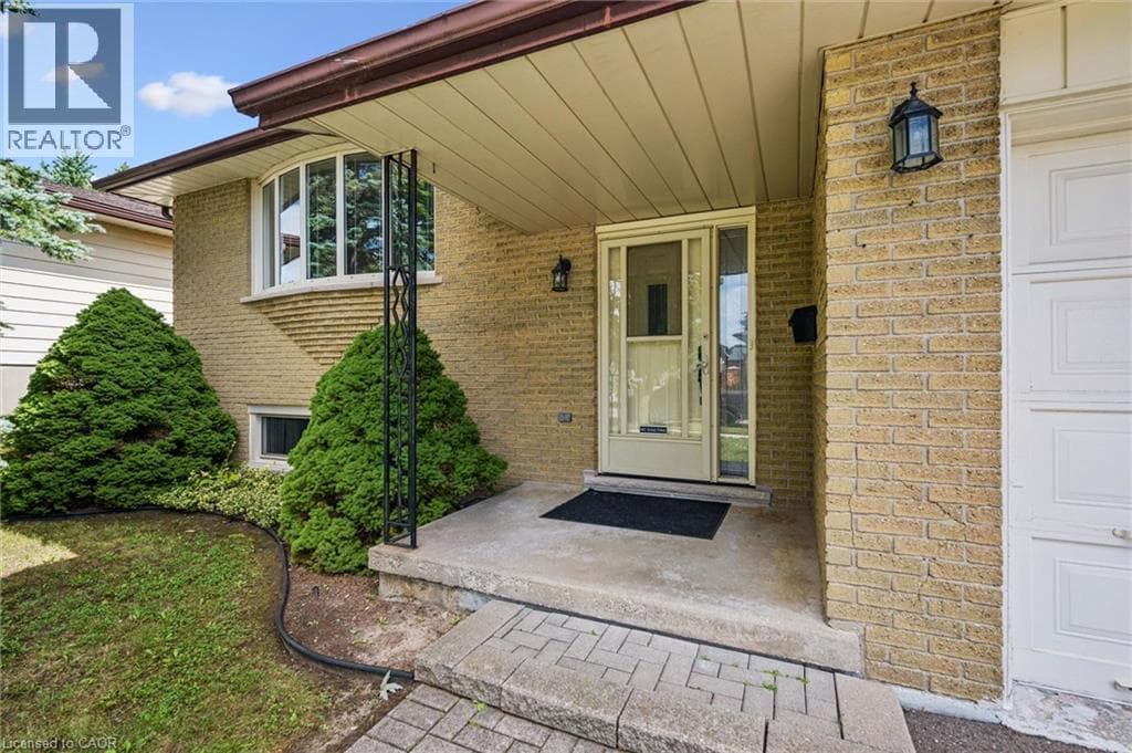 Single Family at 309 TOLL GATE Boulevard, Waterloo, Ontario - Photo 3 - RE/MAX Garden City Realty