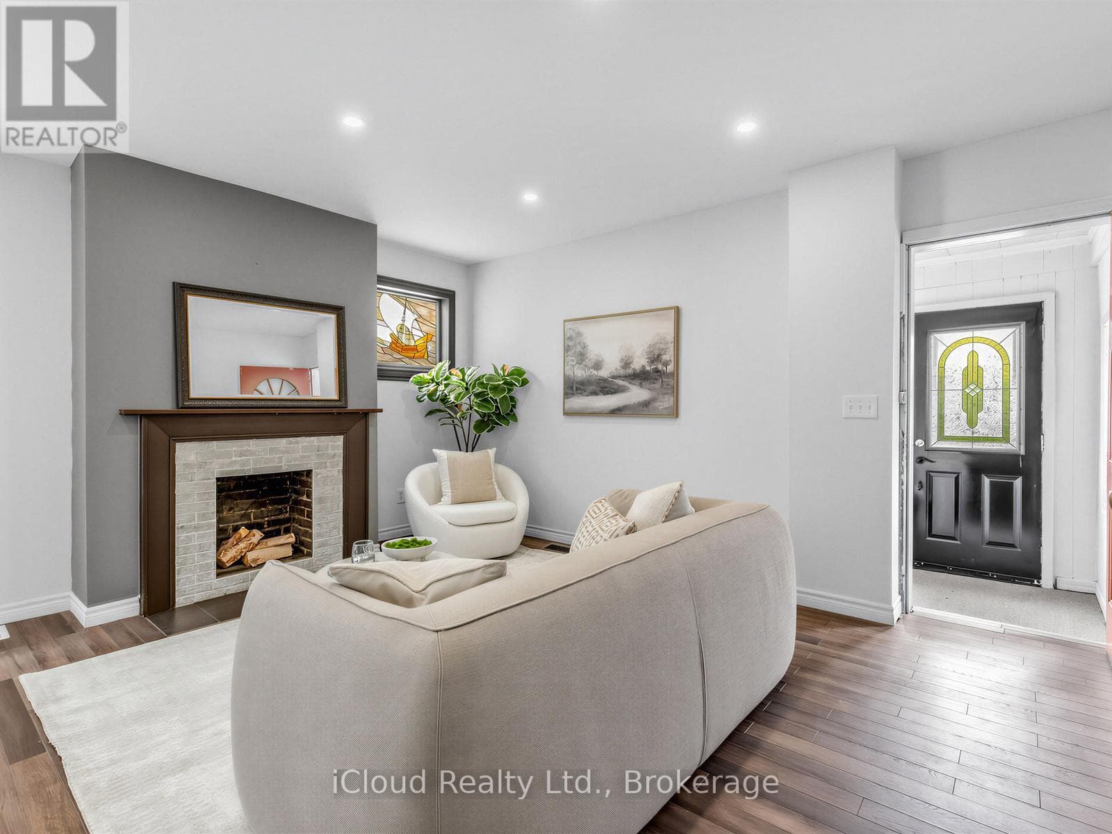 Single Family at 1303 Woodbine Avenue, Toronto (Woodbine-Lumsden), Ontario - Photo 4 - RE/MAX Garden City Realty