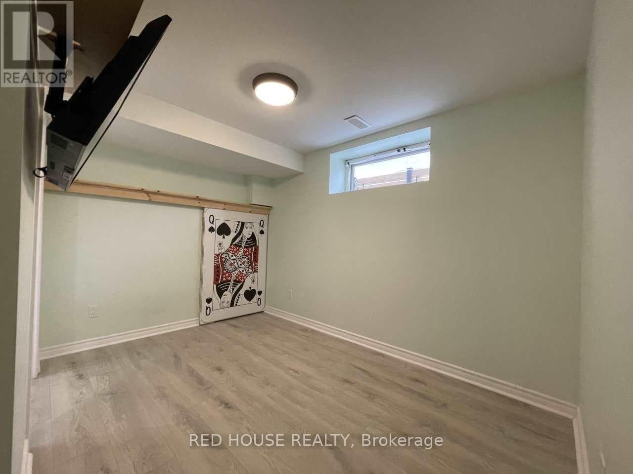 Single Family at Lower- 69 Simpson Road, Newmarket (Central Newmarket), Ontario - Photo 10 - RE/MAX Garden City Realty
