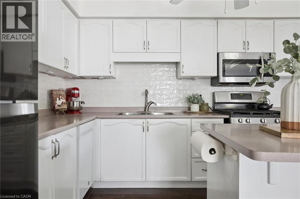 Single Family at 154 SHADOW WOOD Court, Waterloo, Ontario - Photo 8 - RE/MAX Garden City Realty