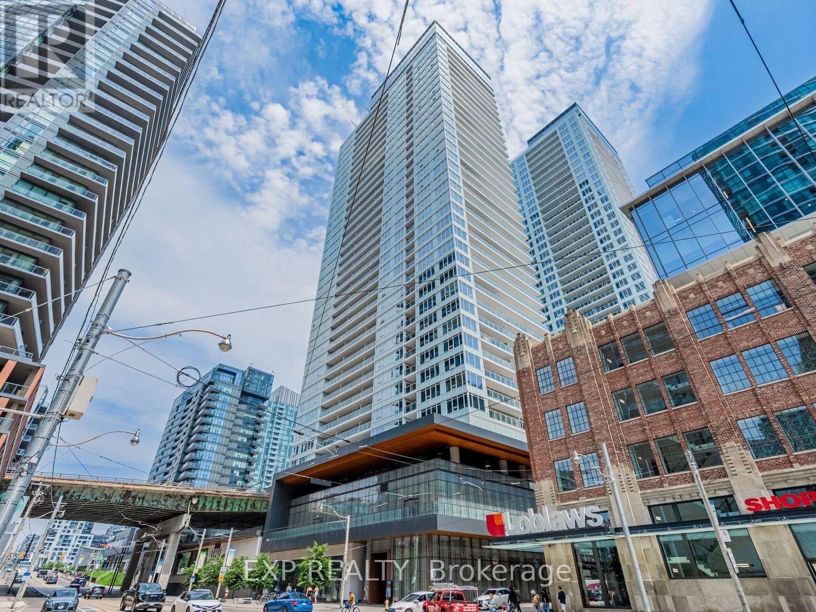 611- 19 Bathurst Street