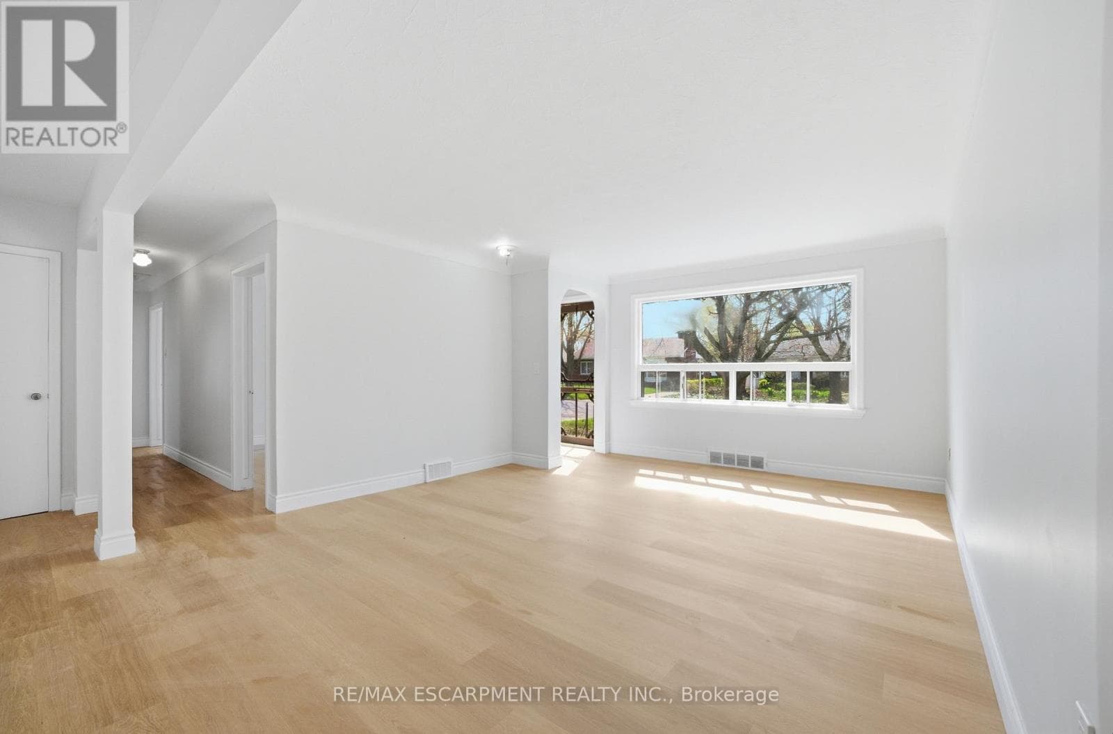 Single Family at 36 Woodelm Drive, St. Catharines (Carlton/Bunting), Ontario - Photo 4 - RE/MAX Garden City Realty