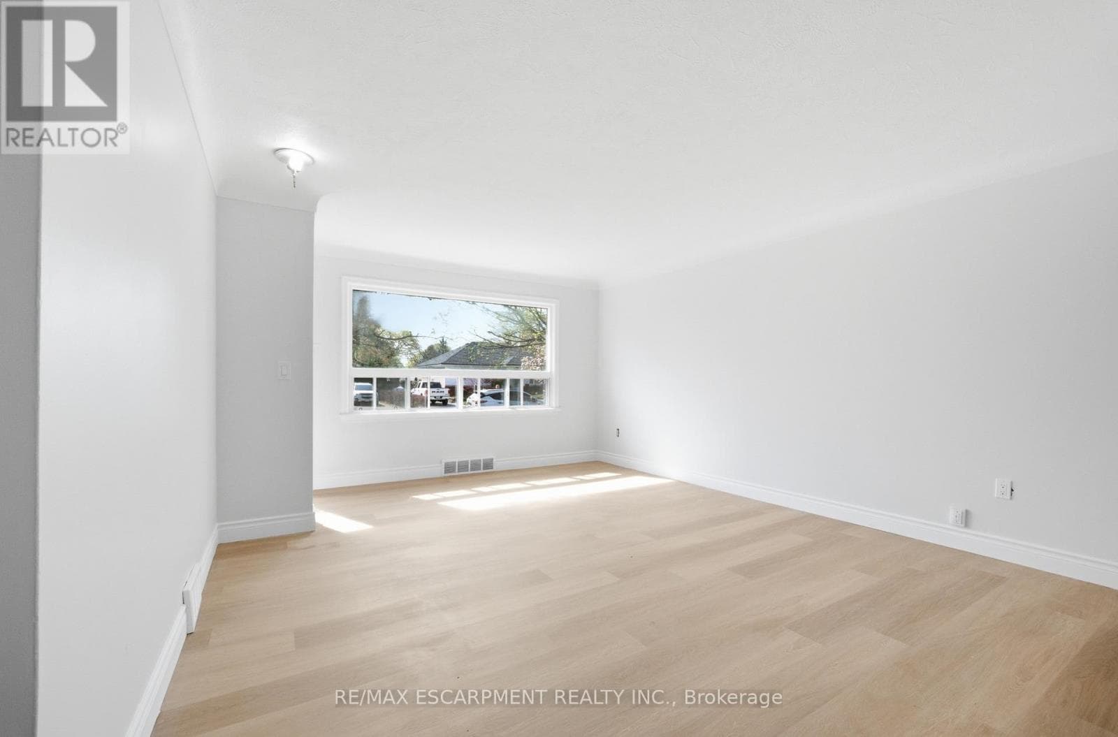 Single Family at 36 Woodelm Drive, St. Catharines (Carlton/Bunting), Ontario - Photo 6 - RE/MAX Garden City Realty