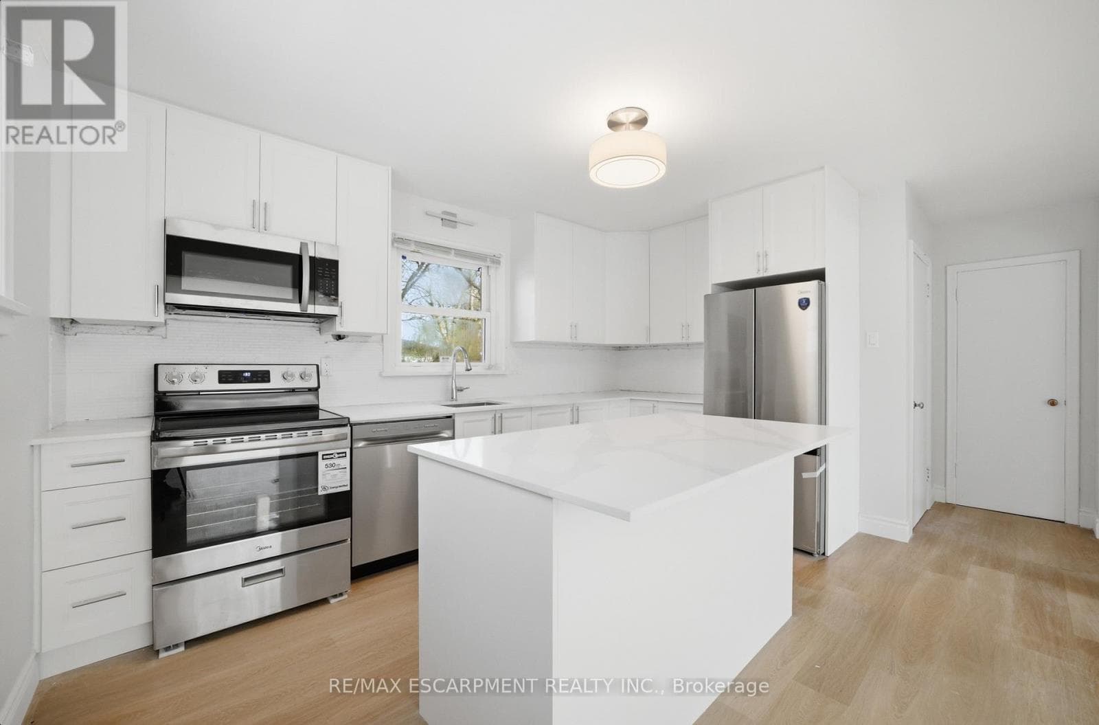 Single Family at 36 Woodelm Drive, St. Catharines (Carlton/Bunting), Ontario - Photo 8 - RE/MAX Garden City Realty
