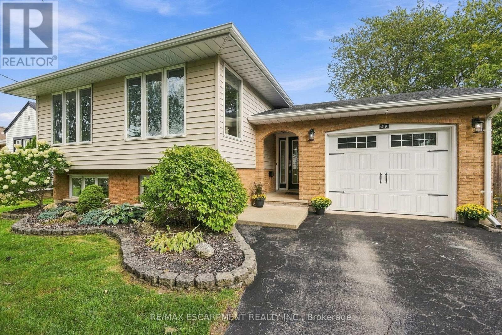 Single Family at 39 Rosemount Avenue, Port Colborne (Sugarloaf), Ontario - Photo 3 - RE/MAX Garden City Realty