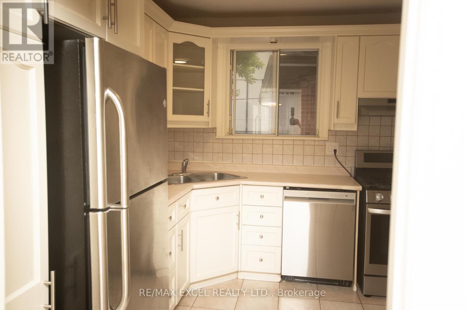 Single Family at Main Floor- 387 Crosby Avenue, Richmond Hill (Crosby), Ontario - Photo 10 - RE/MAX Garden City Realty